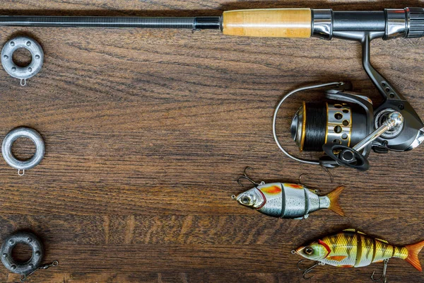 Pesca frente a la naturaleza muerta sobre un fondo de madera . — Foto de Stock