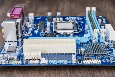 Bilgisayar anakart ve işlemci. Tam ve montaj için hazır.