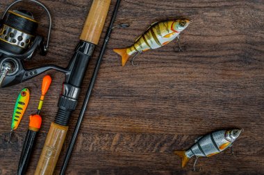 Ahşap bir masa üzerinde balıkçılık aksesuarları.