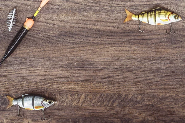 Acessórios de pesca em uma mesa de madeira . — Fotografia de Stock