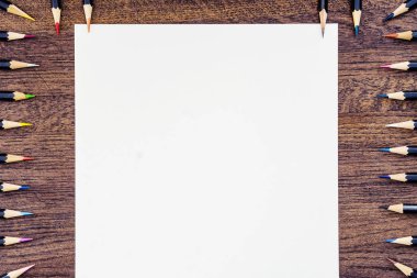 Okul malzemeleri ahşap arka plan üzerinde çerçevesinden.