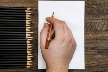 Arka plan veya arka plan kalemler. Ortasında beyaz bir sayfadır.