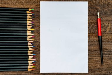 Arka plan veya arka plan ahşap yüzey. Merkezi temiz beyaz bir levha.