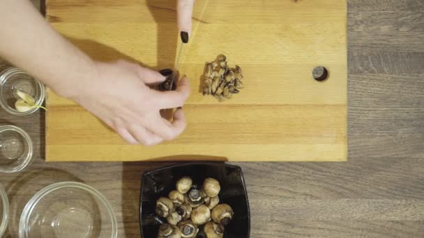 Cogumelos de corte e fritura . — Vídeo de Stock