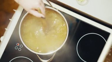 Ocakta pan. Erişte.