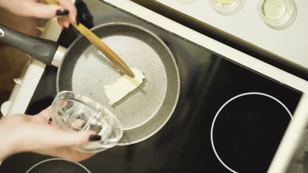 Προετοιμασία ζυμαρικά με σάλτσα μανιταριών. Θερμαίνοντας το λάδι σε ένα τηγάνι. — Αρχείο Βίντεο