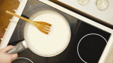 Ocakta soslu tavada. Mantar kızartmak hazırlanıyorlar.