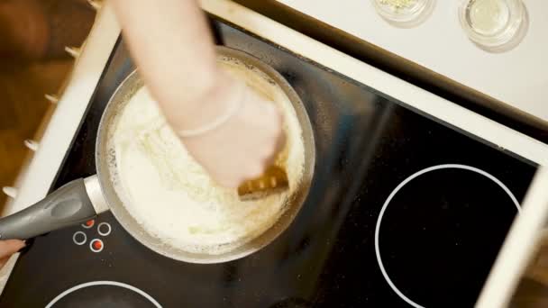 Сковородка на электрической плите . — стоковое видео