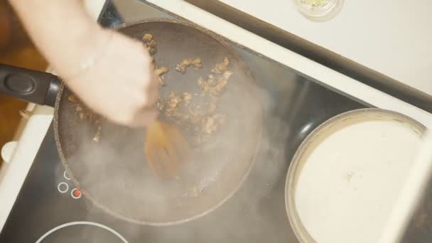 Сковородка на электрической плите. Фрай-грибы . — стоковое видео