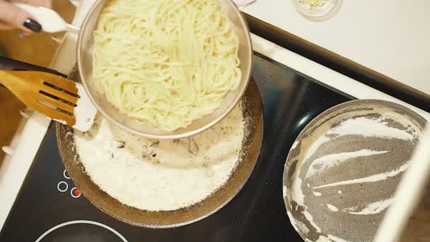 Frigideira em um fogão elétrico. Molho com cogumelos . — Vídeo de Stock