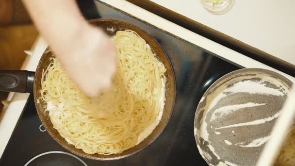 Frying pan on an electric stove. Sauce with mushrooms. Vermicelli. — Stock Video