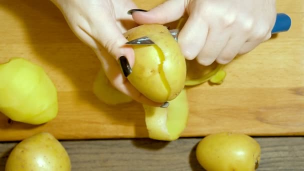 Limpamos batatas em casa . — Vídeo de Stock