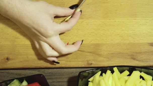 Preparación de ensalada de verduras. Cortar el ajo en rodajas pequeñas . — Vídeos de Stock