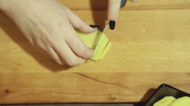 Biz patates kızartma için yemek. Plakalar biz eşit kesimleri kesme.