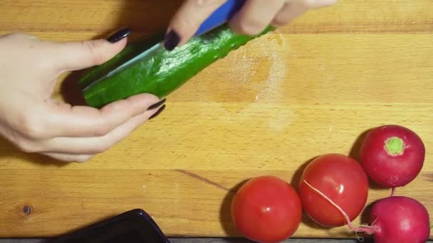 蔬菜沙拉的准备。我们从切片黄瓜开始. — 图库视频影像