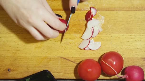 Närbild av mänskliga händer matlagning grönsaker sallad i köket. — Stockvideo
