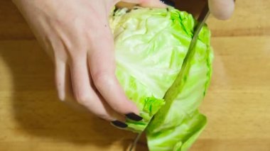Sebze salatası hazırlanması. Biz taze lahana salatası için gerekli kesme ve kesme başlar.