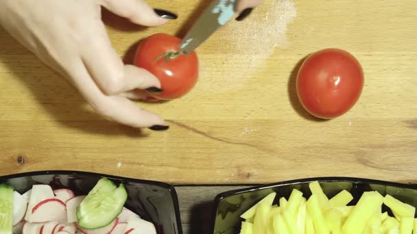 Preparazione di insalata vegetale. Preparare e tagliare i pomodori rossi . — Video Stock