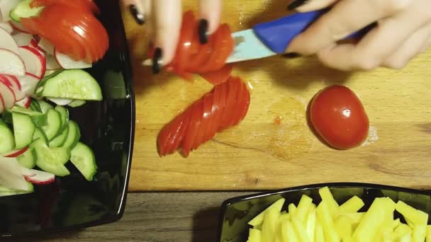 Detailní záběr lidských rukou vaření zeleninový salát v kuchyni. — Stock video