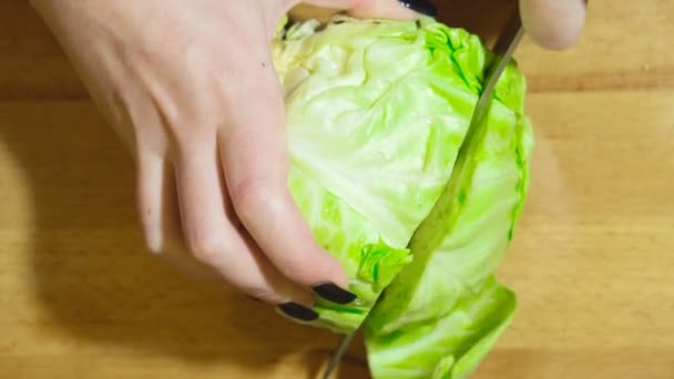 Zubereitung von Gemüsesalat. schneiden wir den frischen Kohl, der für den Salat notwendig ist, ab und beginnen mit dem Schneiden. — Stockvideo