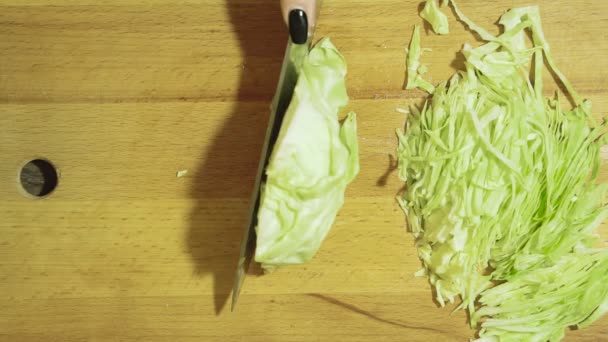 Primer plano de manos humanas cocinar verduras ensalada en la cocina. — Vídeos de Stock