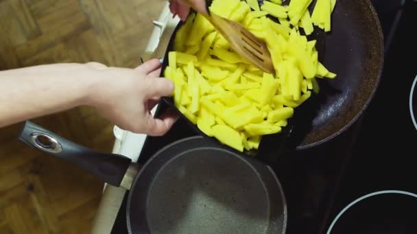 Fry the potatoes. We spread the potato cut into slices on the heated frying pan. — Stock Video