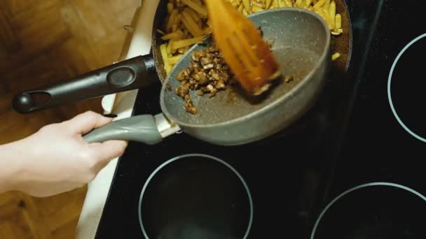Le patate sono fritte su un fornello elettrico. I funghi sono fritti e pronti . — Video Stock
