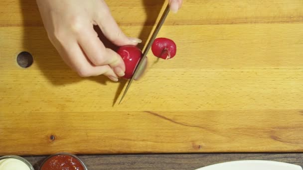 Nahaufnahme menschlicher Hände beim Kochen von Gemüsesalat in der Küche. — Stockvideo