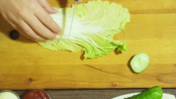 Närbild av mänskliga händer matlagning grönsaker sallad i köket. Skär kål. — Stockvideo