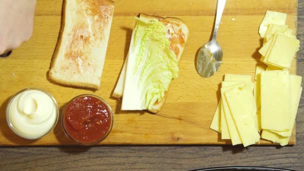 Großaufnahme der Hände Koch bereitet Sandwiches in der Küche. — Stockvideo