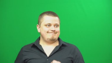 Genç adam kılığında. İyi bir ruh hali. Müzik keyfi ritmik hareketler yapar.