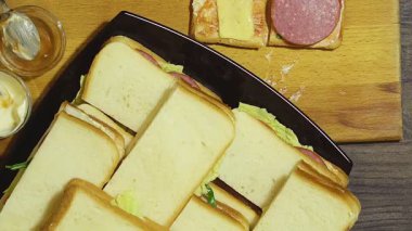 Evde sandviçler. Hazır bir bardakta yaymak.