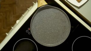 Eller closeup mutfakta sandviç hazırlayın. Bir tavada adet tost.