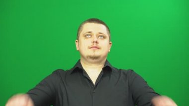 Genç adam kılığında. Şiddetle onun elleri ve haykırmak yükseltir.