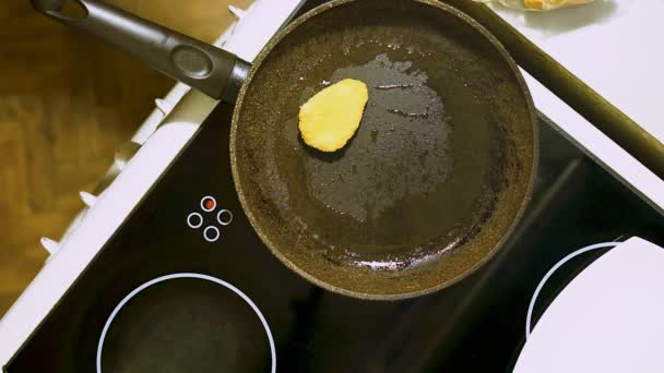 Zubereitung von Käsekuchen zu Hause. Wir legen die Werkstücke auf eine beheizte Pfanne. — Stockvideo