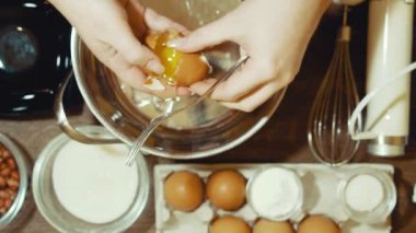 Evde tatlı bir pasta yapma. Hazır kaba çiğ tavuk yumurta kırmak.