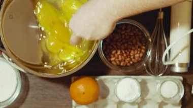 Evde tatlı bir pasta yapma. Sarısı ve proteinler homojen bir kitle için tavuk yumurta ilave edin.