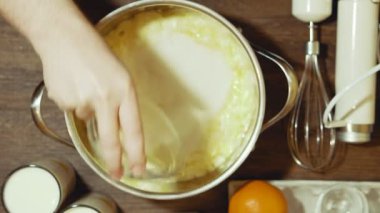 Evde tatlı bir pasta yapma. Şeker elde edilen karışıma ekleyip tekrar karıştırın.