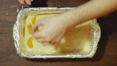 Evde tatlı bir pasta yapmak. Kek için iş parçası yüzeyine adet şeftali yatıyordu.