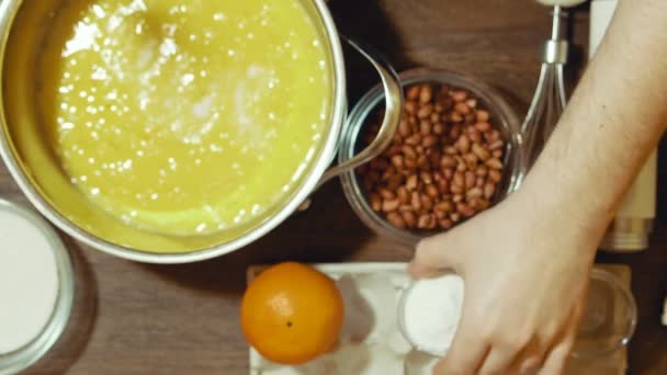 Het maken van een zoete taart thuis. Voeg kruiden toe en meng. — Stockvideo