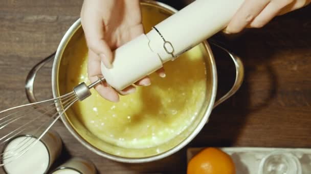 Виготовлення солодкого пирога вдома. Щоб поліпшити якість змішування, скористайтеся ручним мікшером . — стокове відео