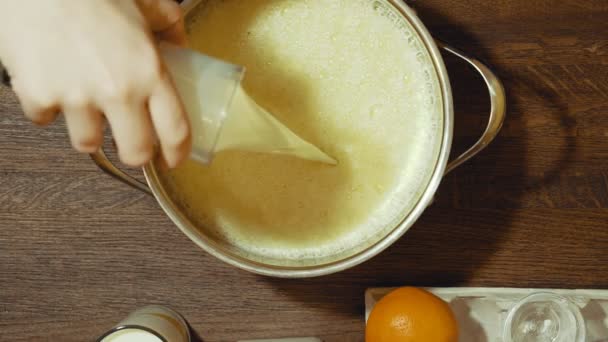 Выпекать сладкий пирог дома. В смесь, полученную после смесителя, добавьте молоко и смесь . — стоковое видео