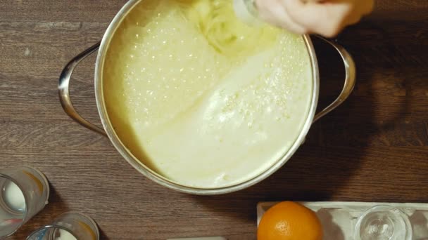 Het maken van een zoete taart thuis. We gebruiken nogmaals een mixer voor het mengen van hoge kwaliteit. — Stockvideo