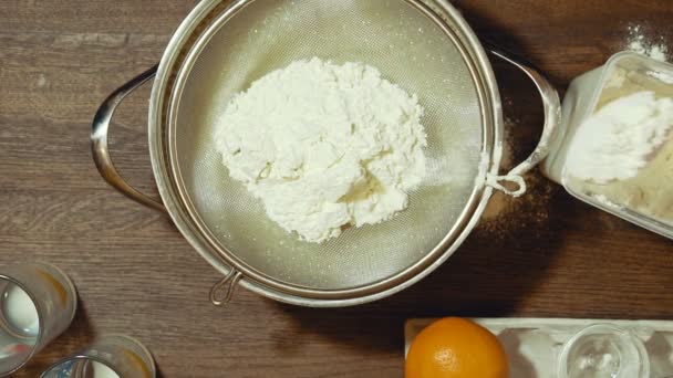 Faire une tarte sucrée à la maison. On a besoin de farine. Avant utilisation, nous le tamisons à travers un tamis . — Video