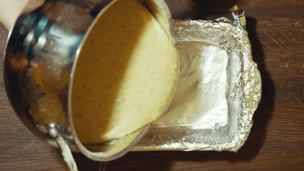 Att göra en söt paj hemma. Häll ut den resulterande blandningen av zest och nötter i en kopp med bakning preform. — Stockvideo
