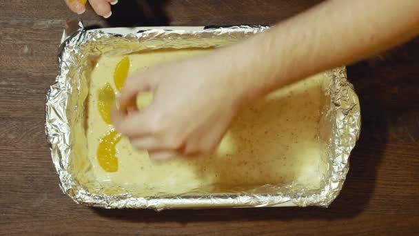 Faça uma torta doce em casa. Pedaços de pêssego colocar na superfície da peça de trabalho para o bolo . — Vídeo de Stock