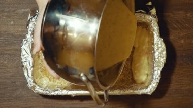 Evde tatlı bir pasta yapmak. İkinci katman karışım ilk katmanda dökün.