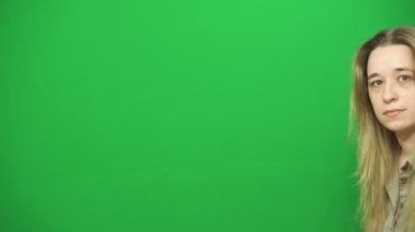 Genç kız poz. Görünen ve yok. O etrafına baktı. Sürpriz ve gülümseme.