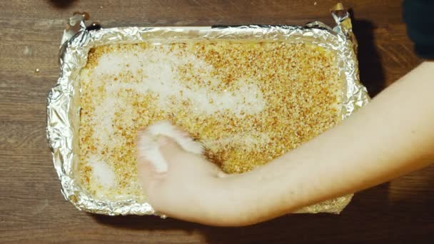 Fais une tarte sucrée à la maison. Saupoudrer de sucre sur la billette . — Video