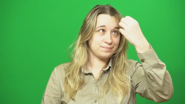 金髪は検査、髪のヒントと幸せではないです。緑の背景. — ストック動画